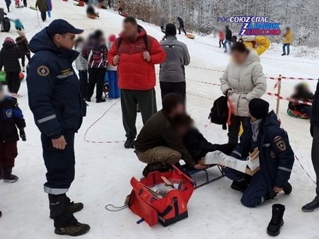 Спасатели Регионального отделения  РОССОЮЗСПАСа Республики Крым  оказывают помощь пострадавшим при зимних катаниях в местах массового отдыха