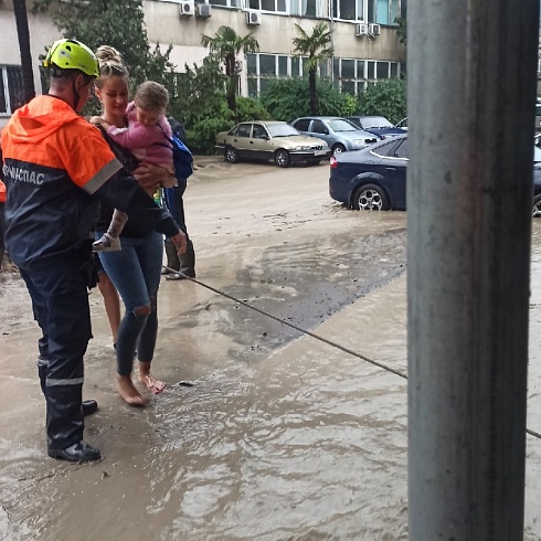 Спасатели МЧС Республики Крым повсеместно ликвидируют последствия чрезвычайной ситуации, связанной с прохождением неблагоприятных погодных условий