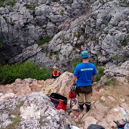 Сотрудники КРО РОССОЮЗСПАСа оборудуют пещеры на плато Караби – Яйла стационарными точками навески снаряжения