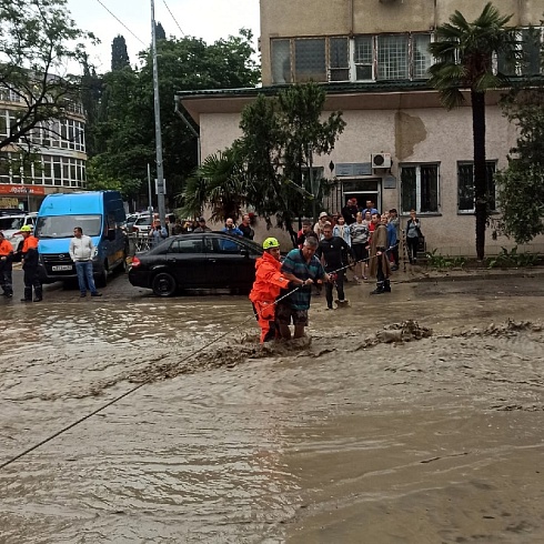 Спасатели МЧС Республики Крым повсеместно ликвидируют последствия чрезвычайной ситуации, связанной с прохождением неблагоприятных погодных условий