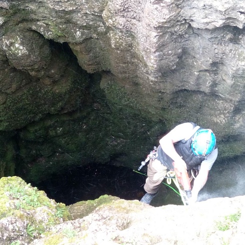 Сотрудники КРО РОССОЮЗСПАСа оборудуют пещеры на плато Караби – Яйла стационарными точками навески снаряжения