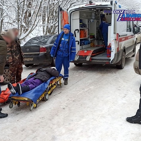 Спасатели Регионального отделения  РОССОЮЗСПАСа Республики Крым  оказывают помощь пострадавшим при зимних катаниях в местах массового отдыха
